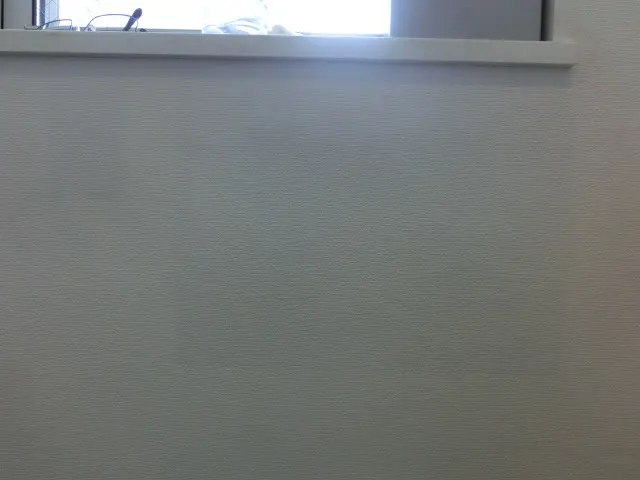 剥がした壁紙を使い部分補修をして、きれいになった状態