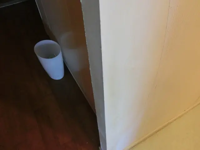 猫の爪研ぎで深くえぐれた袖壁の角をパテできれい平らにした状態