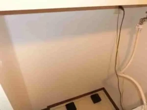 洗濯機の裏の壁紙を剥がして再利用