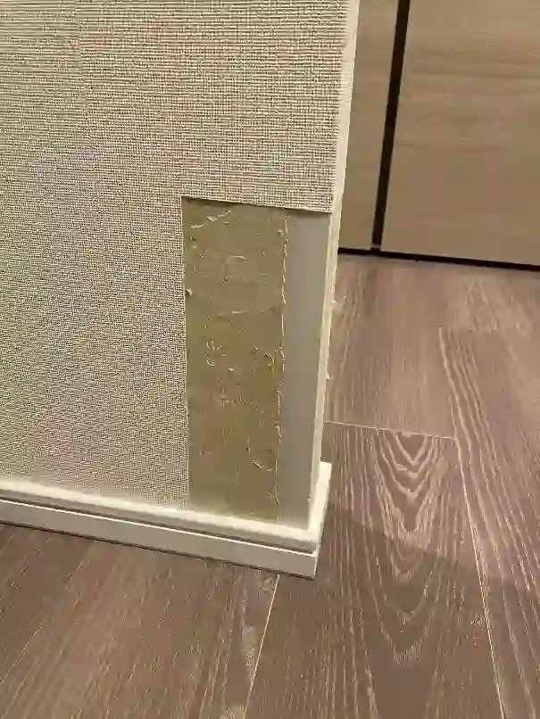 子犬にほじられた袖壁はパテが剥離している