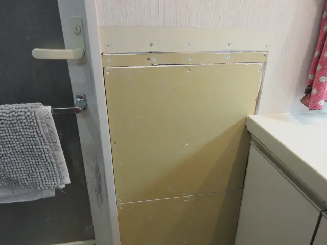 新しい石膏ボードで穴を修理した状態