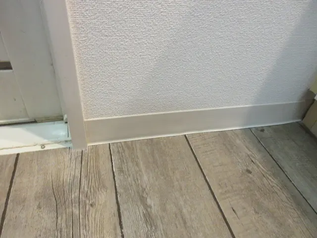ソフト巾木を取り付けて修理が完了した状態