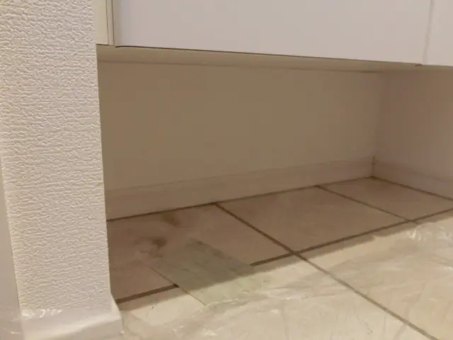 下駄箱の下の奥にある壁紙