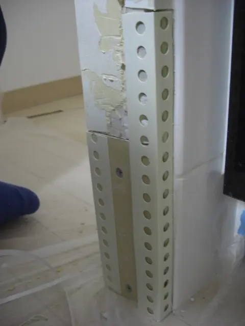角に建材（コーナー）を新たに付けた状態