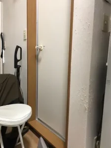 壁の角を中心に猫の爪の傷跡がたくさん付いている状態