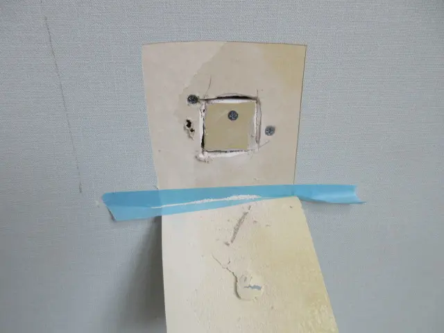 ついでに壁穴を補修ている様子