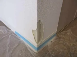 袖壁の両角がうさぎに齧られ、片方は壁紙がなくなり下地が見えている状態
