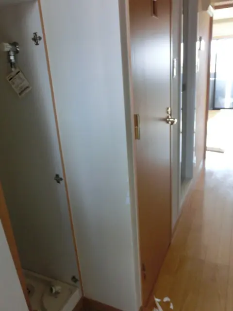 駄箱脇の壁を貼替えた様子