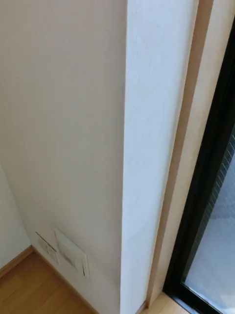 窓脇の壁を部分補修した様子