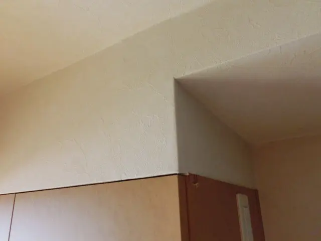 キッチン上の壁を部分補修した様子