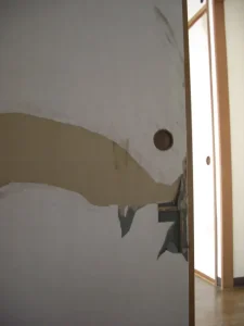 ペットにやられたふすまの様子