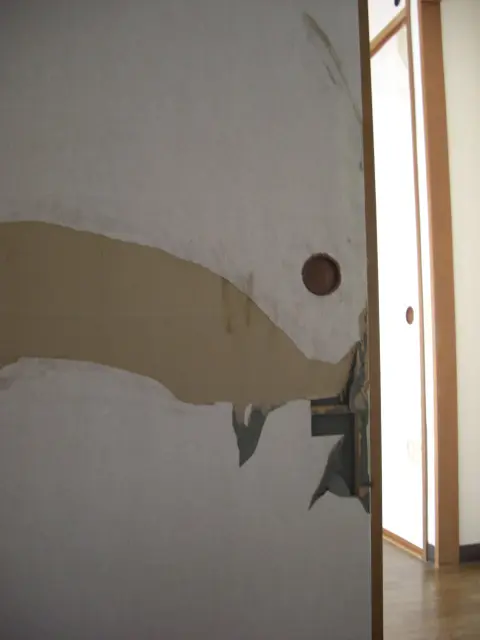 ペットにやられたふすまの様子