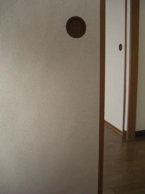 新しい壁紙でふすまを張り替えた様子
