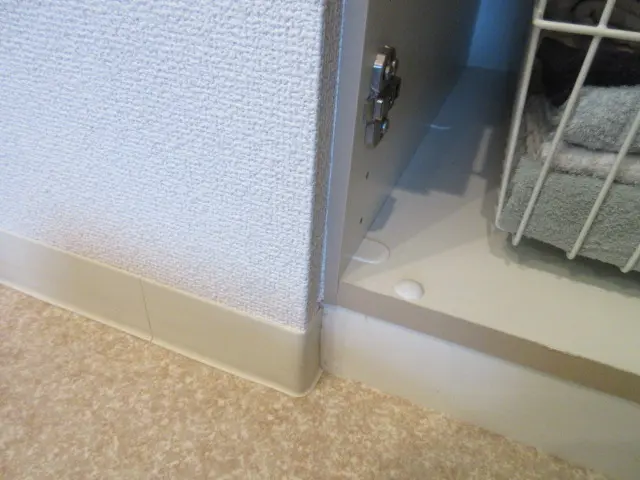 手の大きいおじさんが壁の角を直した状態