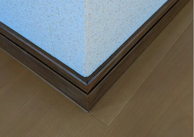 もう一人のおじさんが木の角を直した状態