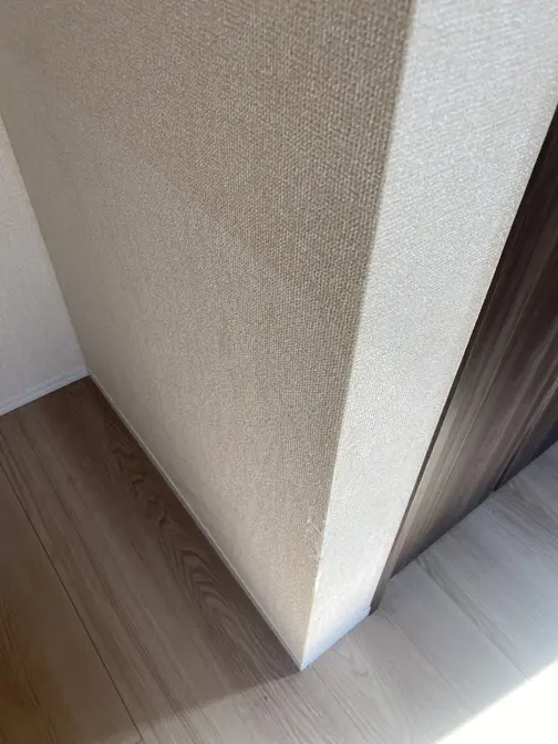 爪とぎ防止シートを外したら壁紙の色が薄くなり境目がわかる様子