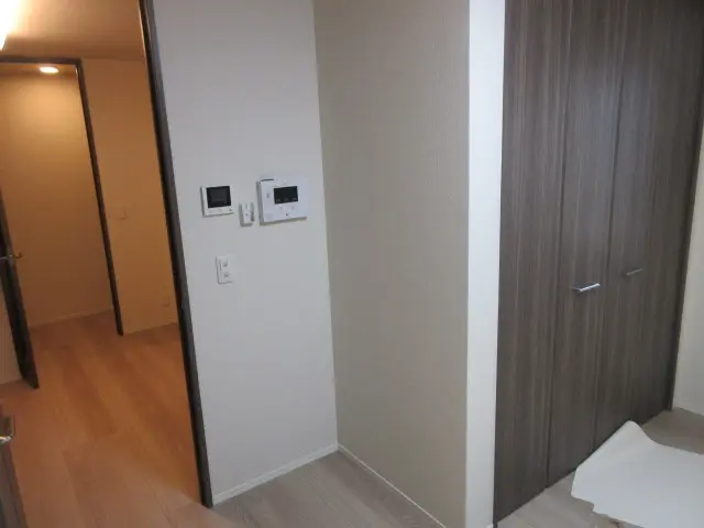 壁紙を貼り替えて、爪とぎ防止シートの跡に対応した様子