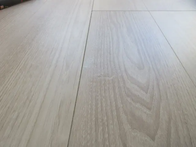 ぱっと見、目立たなくなった床のへこみの様子